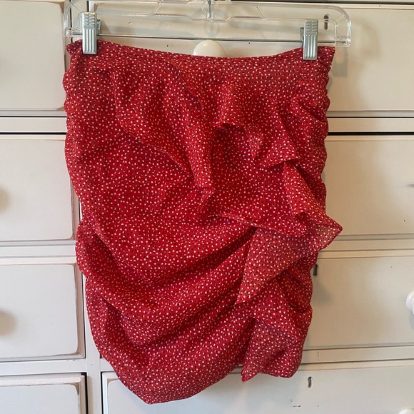 Cute rushed bum red frilly skirt. Perfect for vacation. Size small - Picture 1 of 4